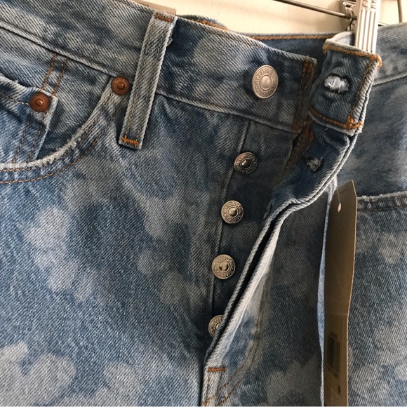 501® HIGH RISE WOMEN'S SHORTS / Color: Athens Blossom - Light Wash - Picture 7 of 9